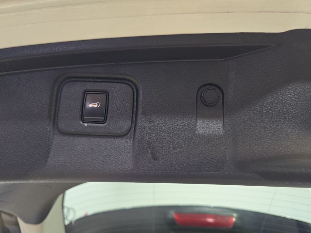 Used 2020 White Nissan Platinum image 16