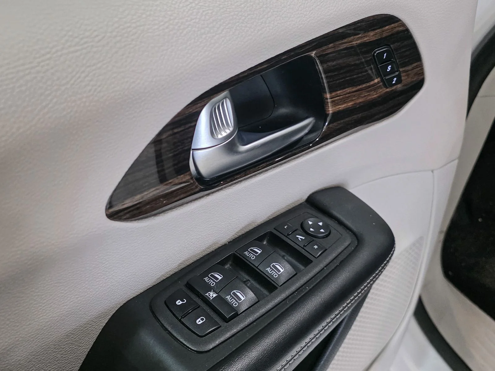 Used 2023 White Chrysler Limited image 19