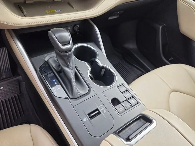 Certified Used 2023  Toyota XLE image 27
