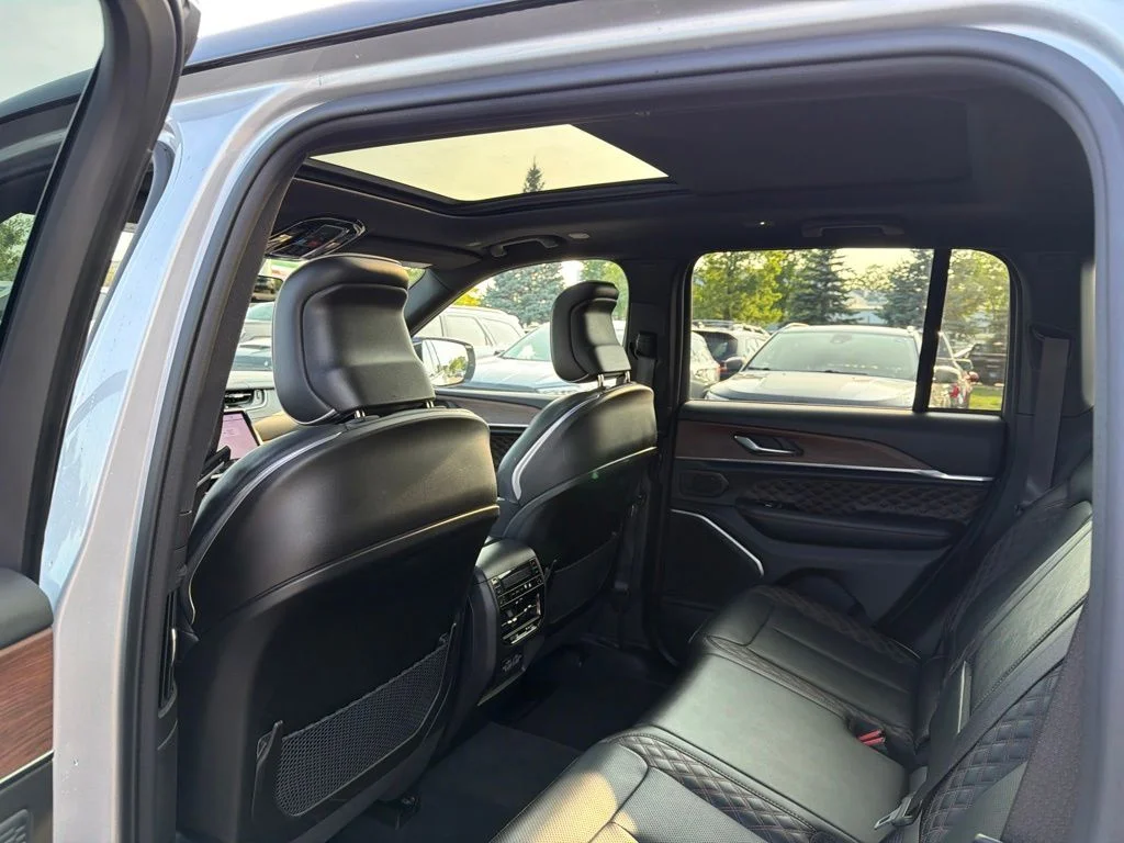 Used 2024 Silver Jeep Summit image 20