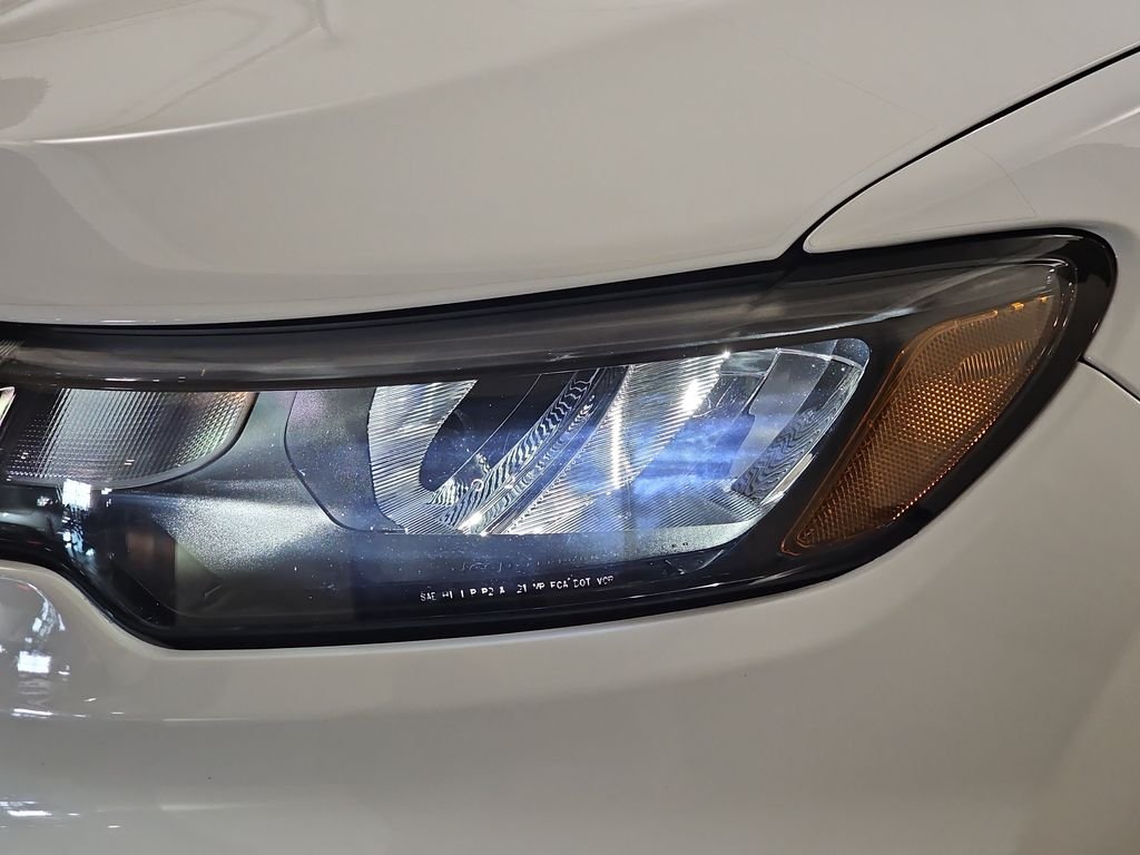 Used 2024 White Jeep Latitude image 32