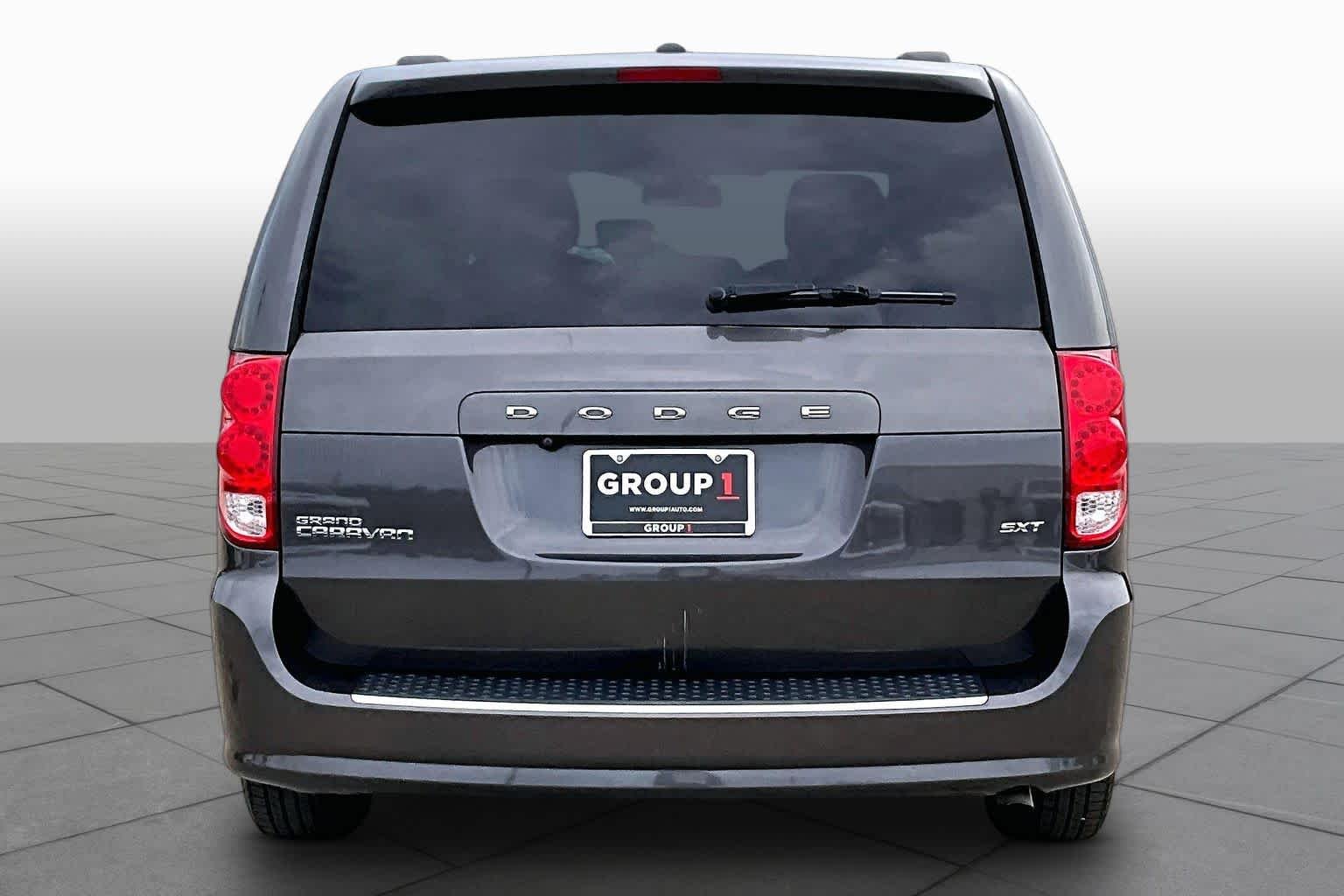Used 2020 Granite Pearlcoat Dodge SXT image 5