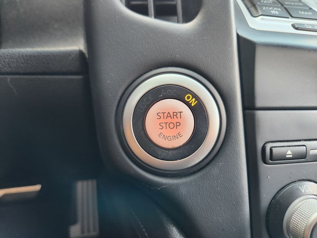 Used 2016 Black Cherry Nissan Touring image 23