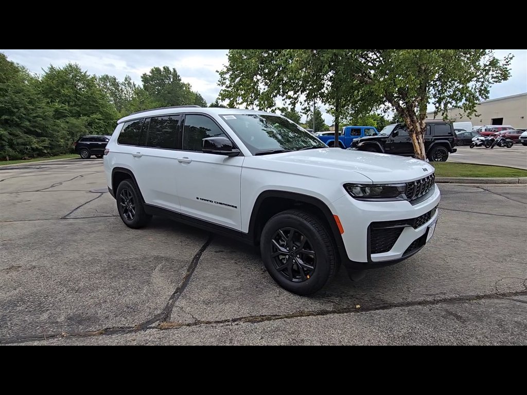 New 2027 Bright White Clear-Coat Paint Jeep Laredo Altitude image 2