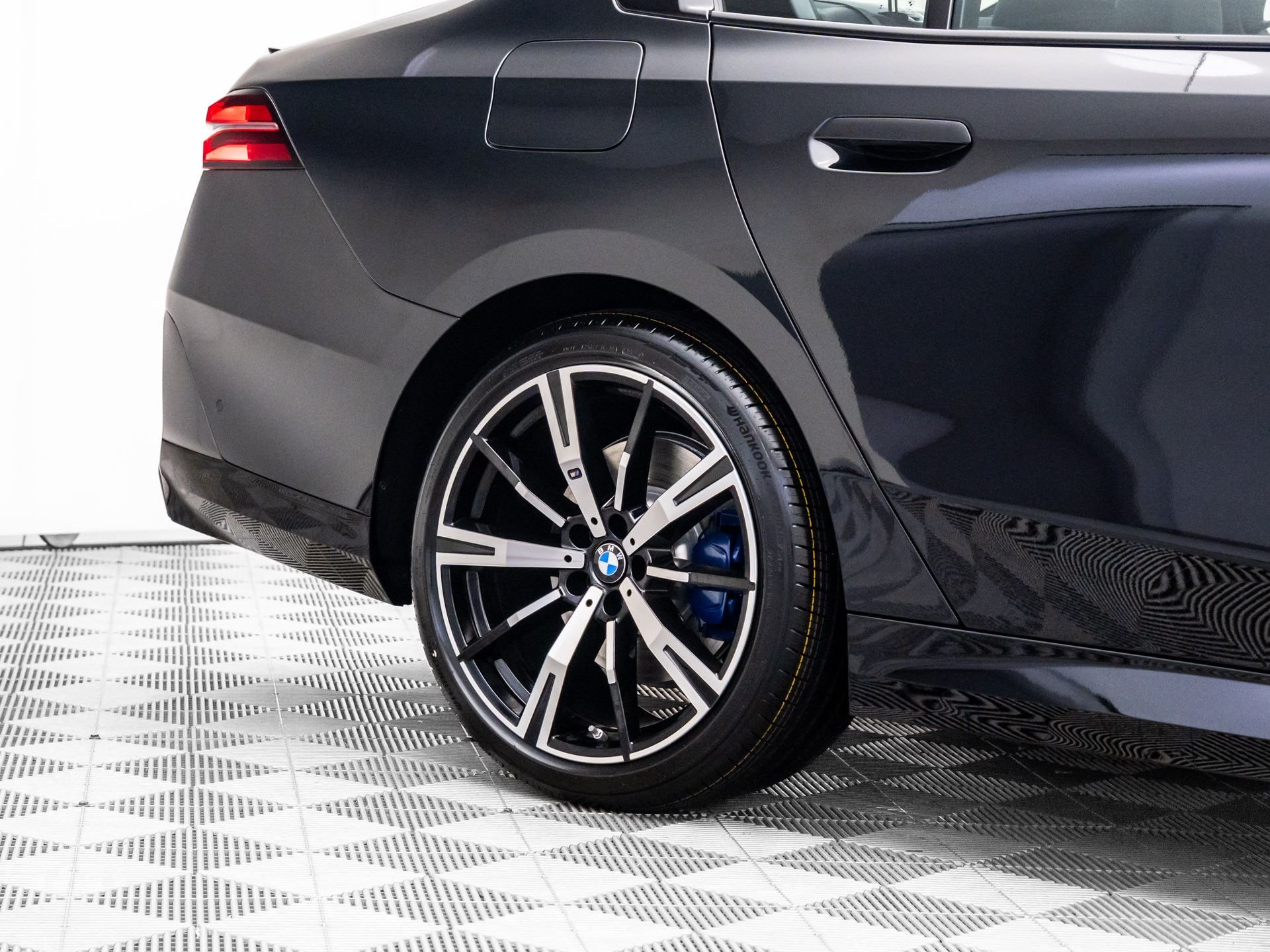 New 2026 Black Sapphire Metallic BMW 530i xDrive image 33