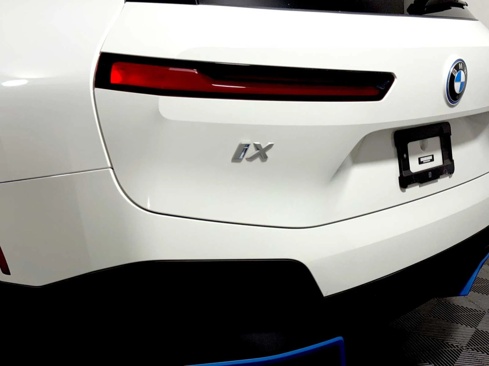 Used 2023 Alpine White BMW xDrive50 image 27