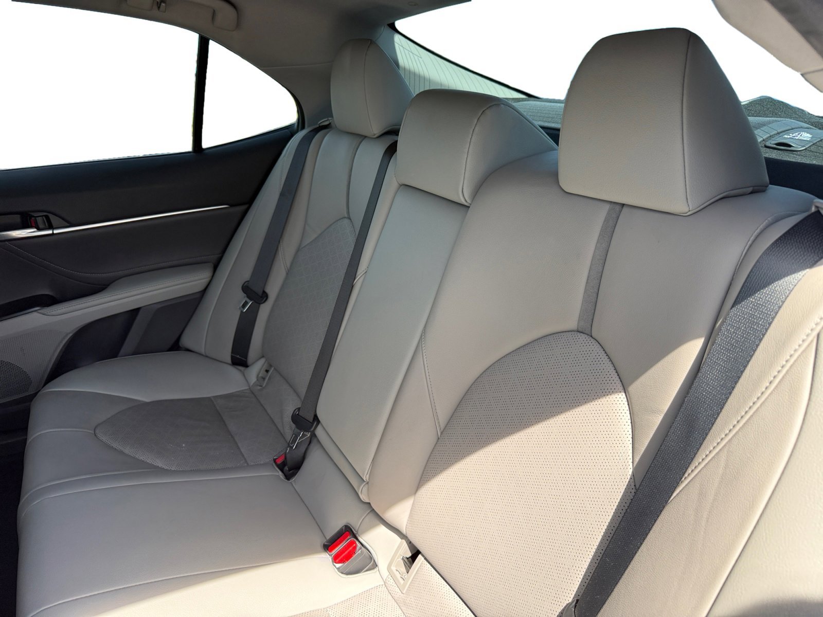 Used 2018 Pearl Toyota XSE V6 image 16