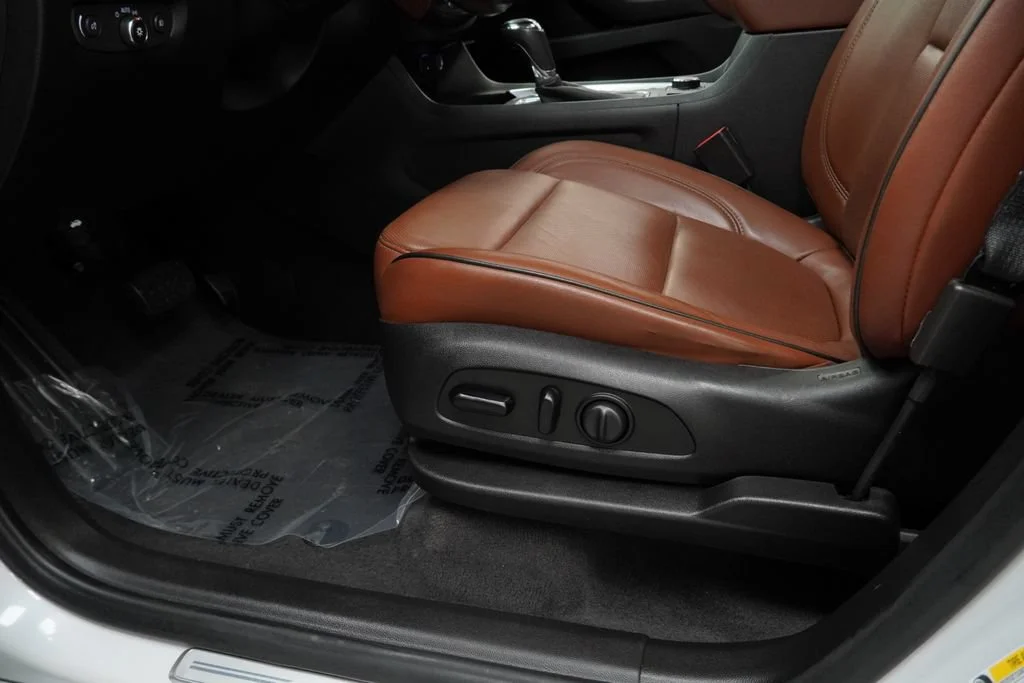 Used 2019 IRIDESCENT PEARL TRICOAT Chevrolet High Country image 26