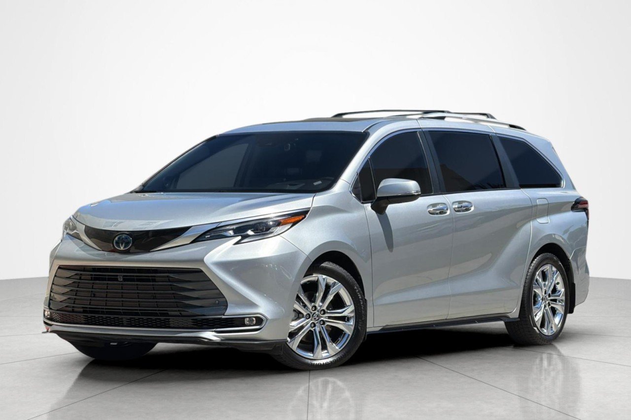 2023 Toyota Sienna Platinum 7-Passenger Hybrid FWD's photo
