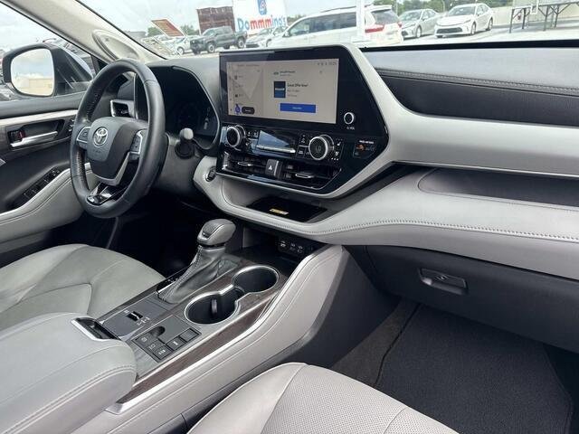 Used 2023 Moon Dust Toyota Platinum image 13