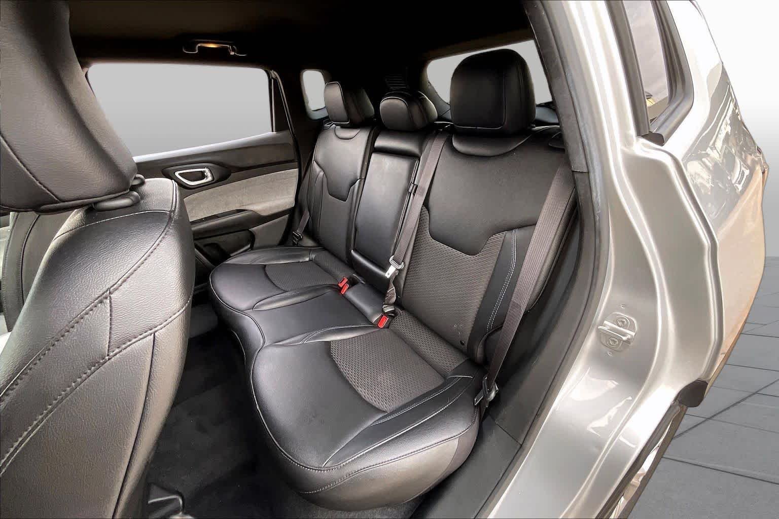 Used 2024 Silver Zynith Metallic Clearcoat Jeep Latitude image 19