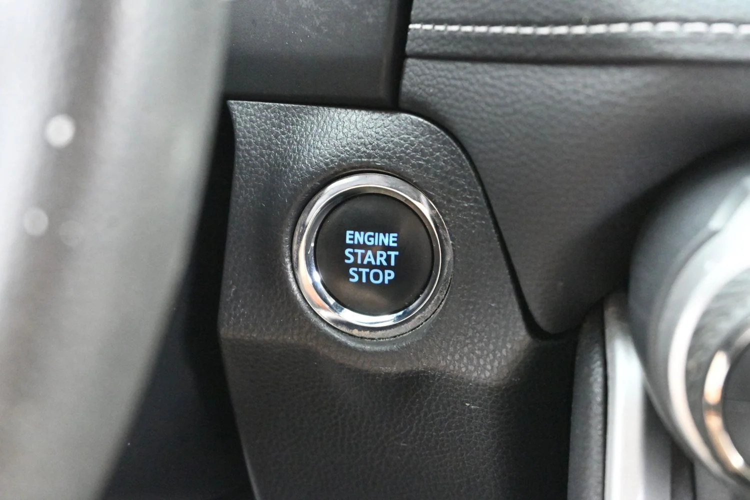 Used 2022 White Toyota XLE image 25