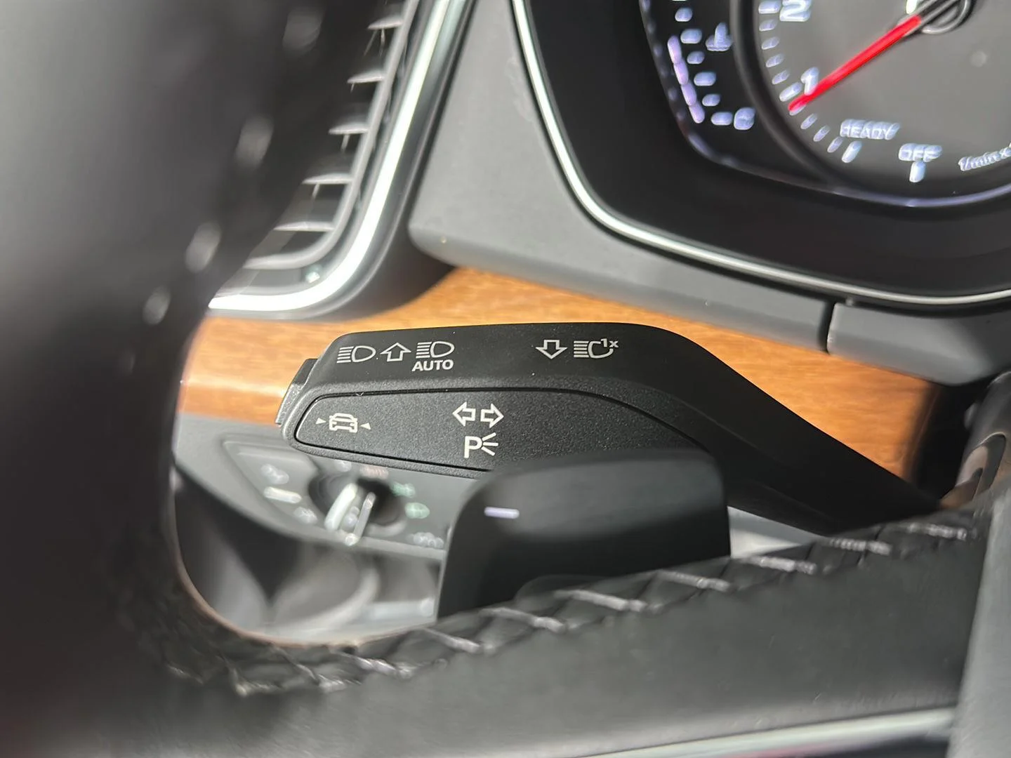 Used 2023 Daytona Gray Pearl Effect Audi S line Premium image 26