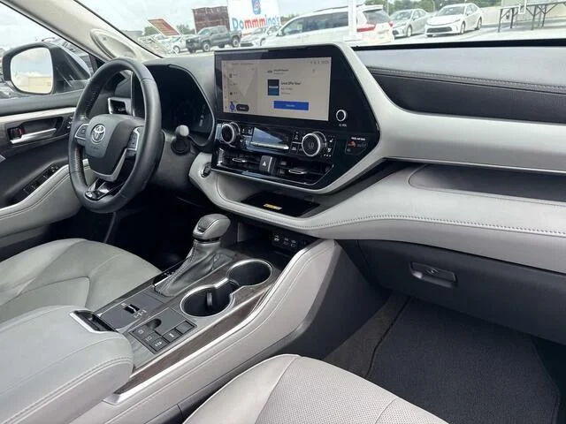 Used 2023 Moon Dust Toyota Platinum image 13