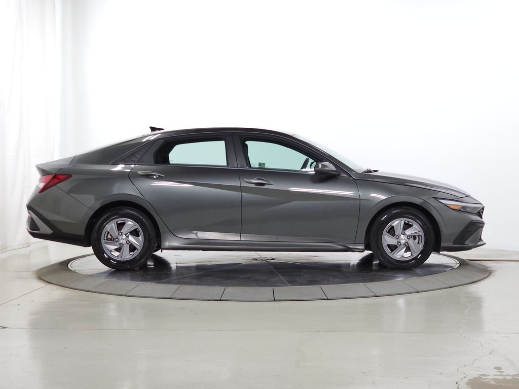 2024 Hyundai Elantra SE - Photo 12