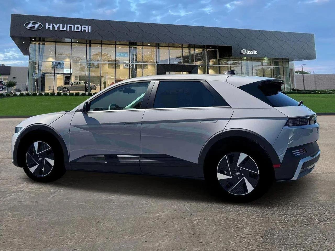 New 2025 Cyber Gray Hyundai SE image 4