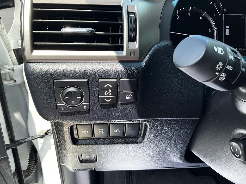 Used 2020 White Lexus 460 image 16