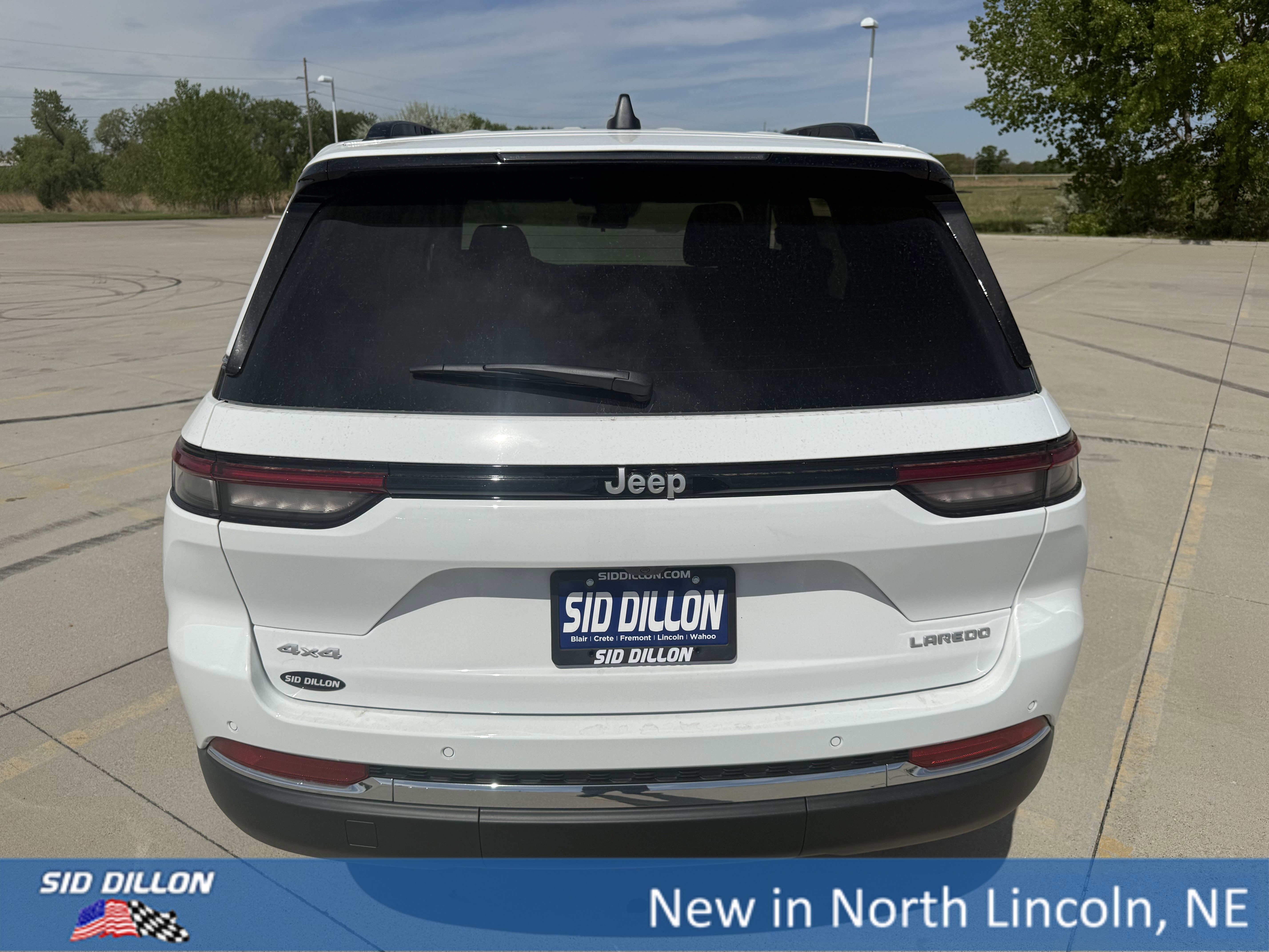 New 2026 Bright White Clear-Coat Exterior Paint Jeep Laredo image 4