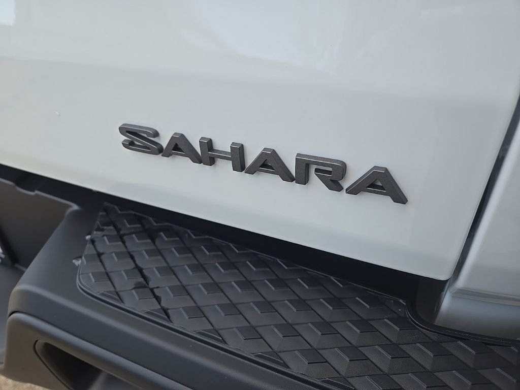 New 2026 Bright White Clear-Coat Exterior Paint Jeep Sahara image 25
