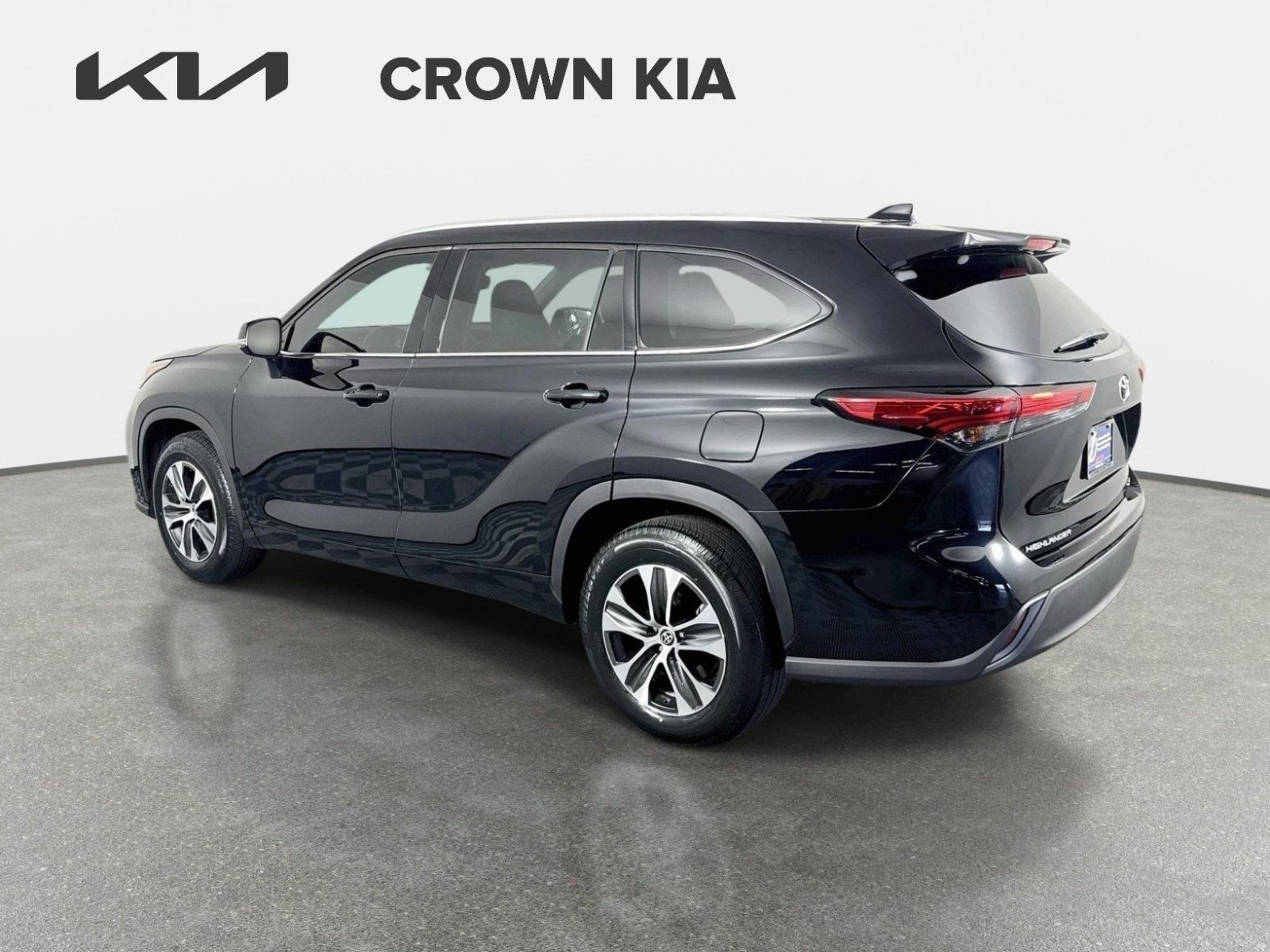 Used 2022 Midnight Black Metallic Toyota XLE image 7