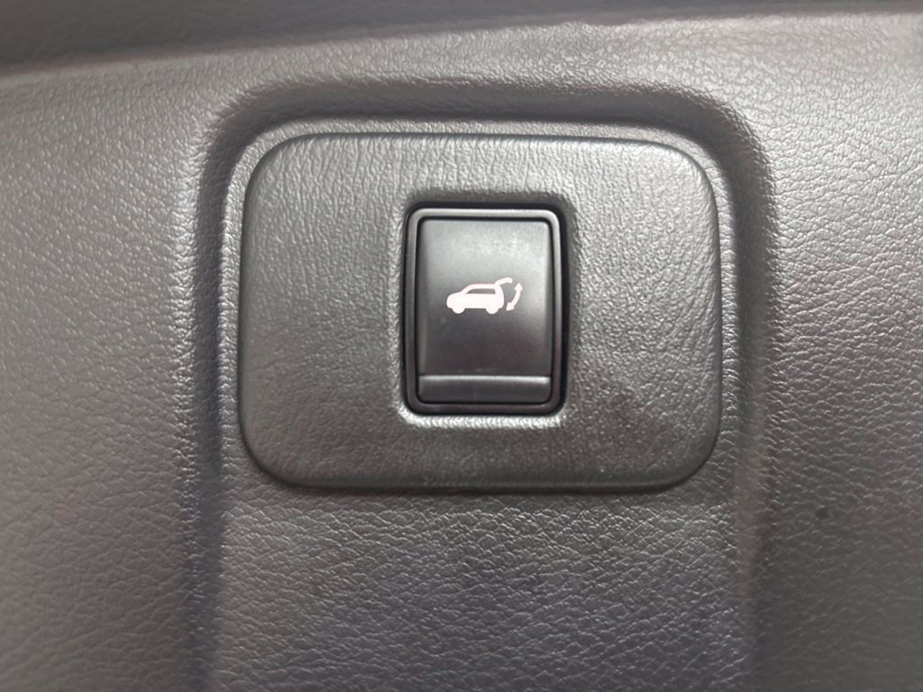 Used 2019 White Nissan Platinum image 26