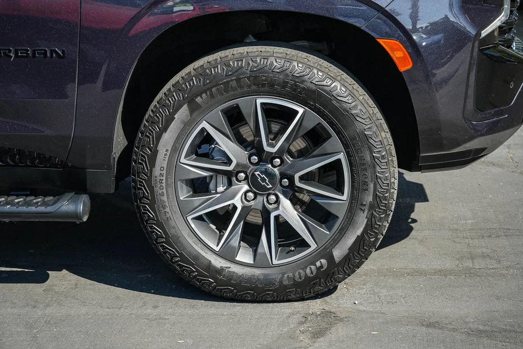 Used 2023 Gray Chevrolet Z71 image 10
