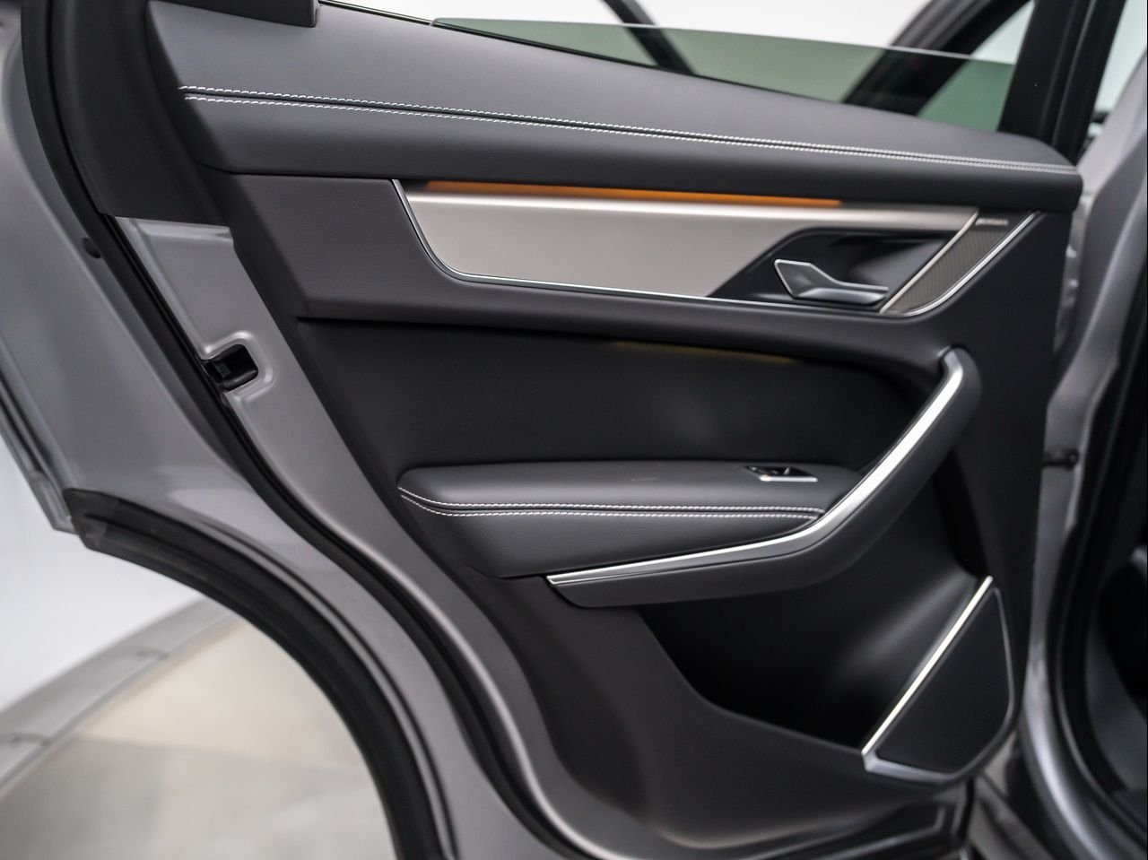 2025 Jaguar F-PACE R-Dynamic S - Photo 25