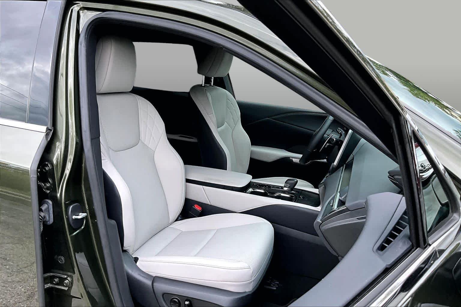 Used 2023 Nori Green Pearl Lexus Premium image 9