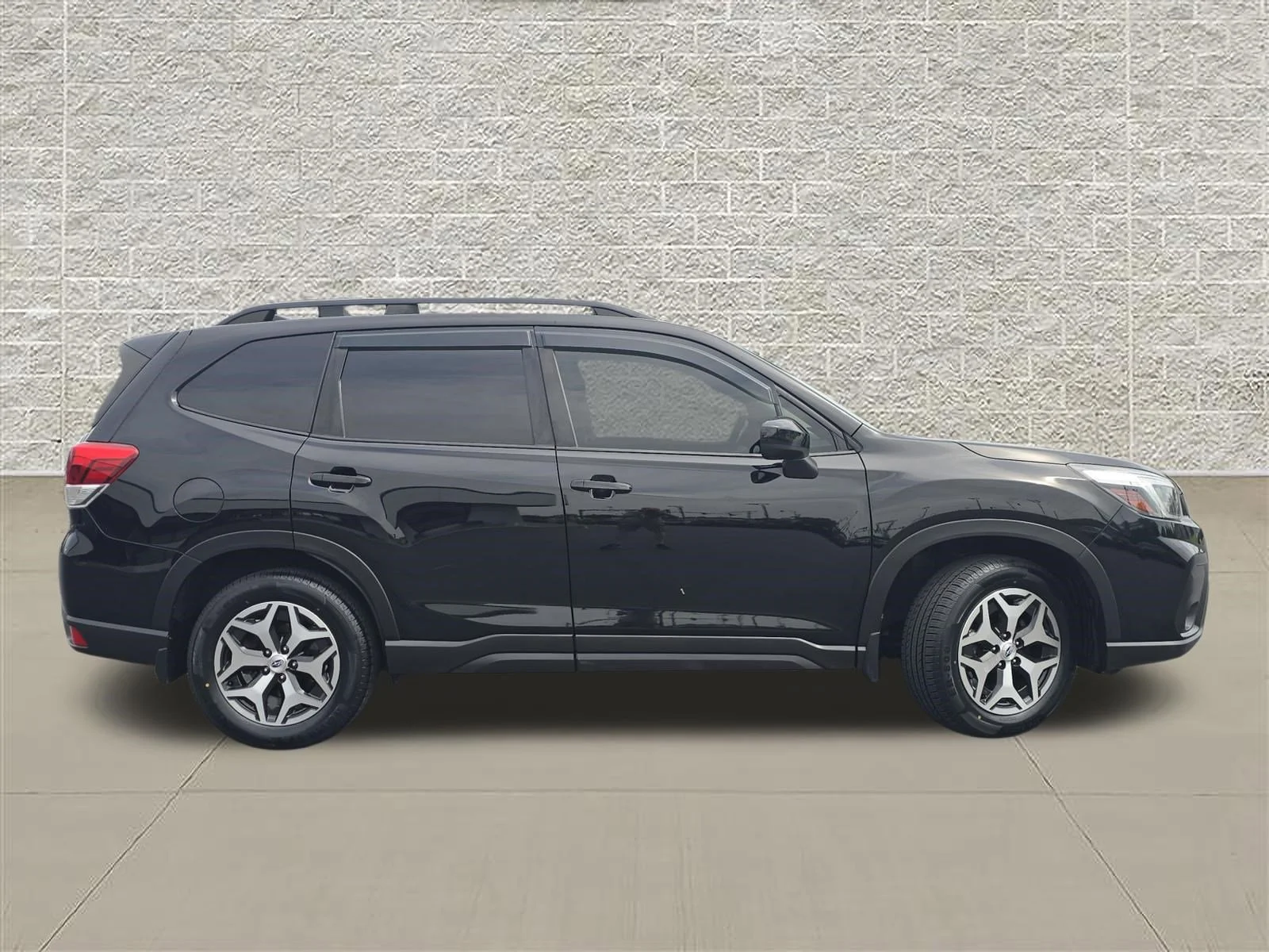 Used 2021 Crystal Black Silica Subaru Premium image 8