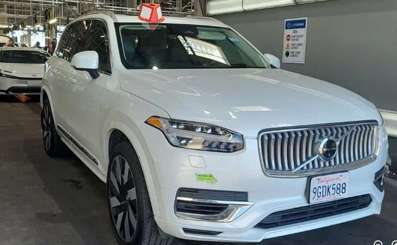 Used 2023 White Volvo Ultimate image 1