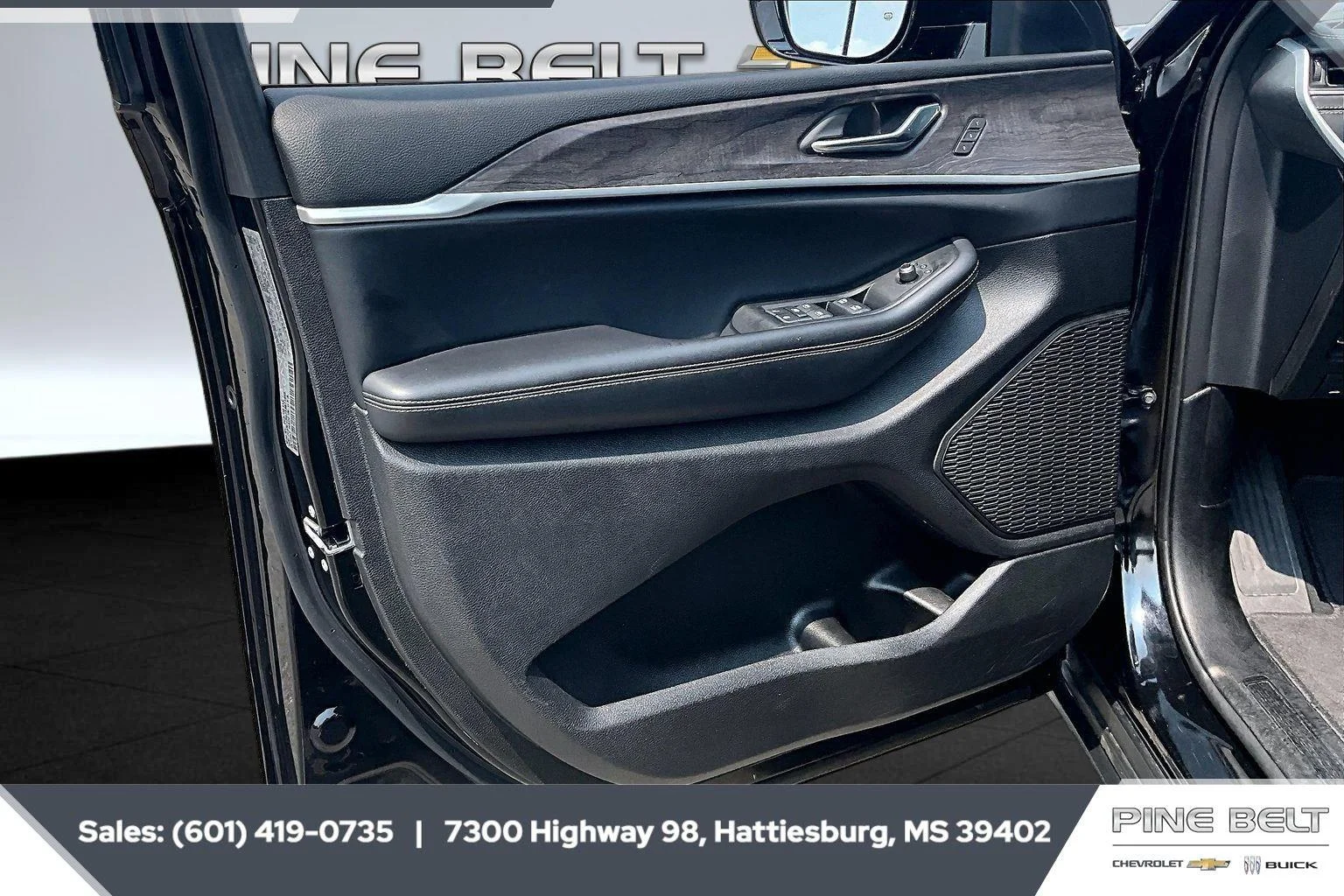 Used 2025 Diamond Black Crystal Pearlcoat Jeep Limited image 17