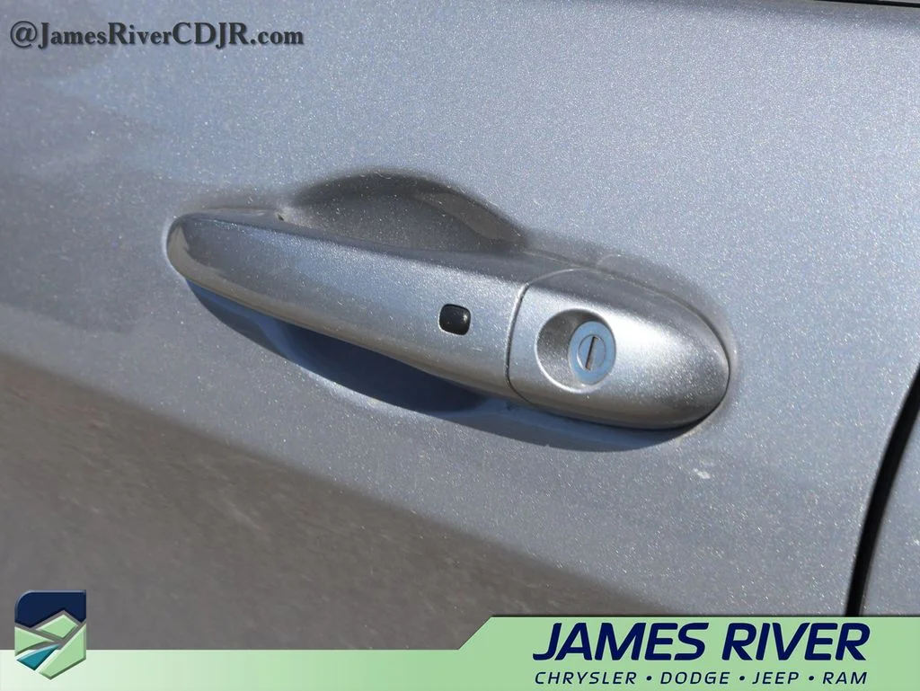 Used 2021 Silver Jeep Latitude Lux image 19