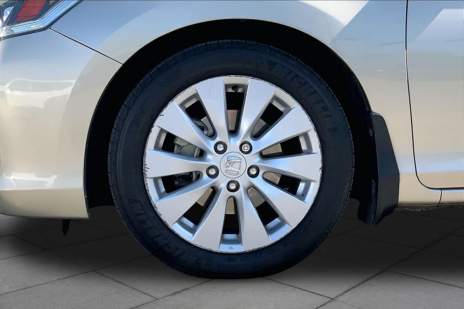 Used 2014 Alabaster Silver Metallic Honda EX-L image 8
