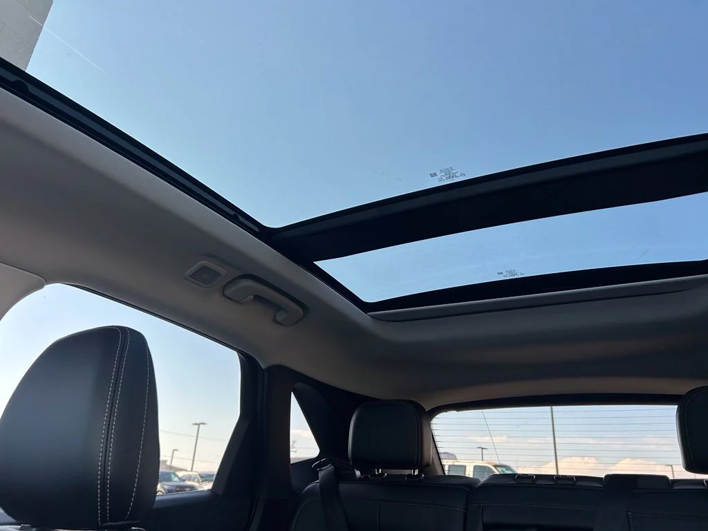 Used 2022 White Metallic Ford Titanium image 22