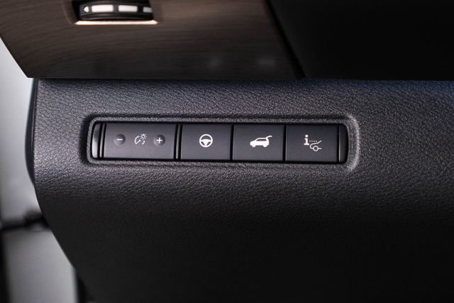 Used 2025 Silver Nissan Platinum image 23