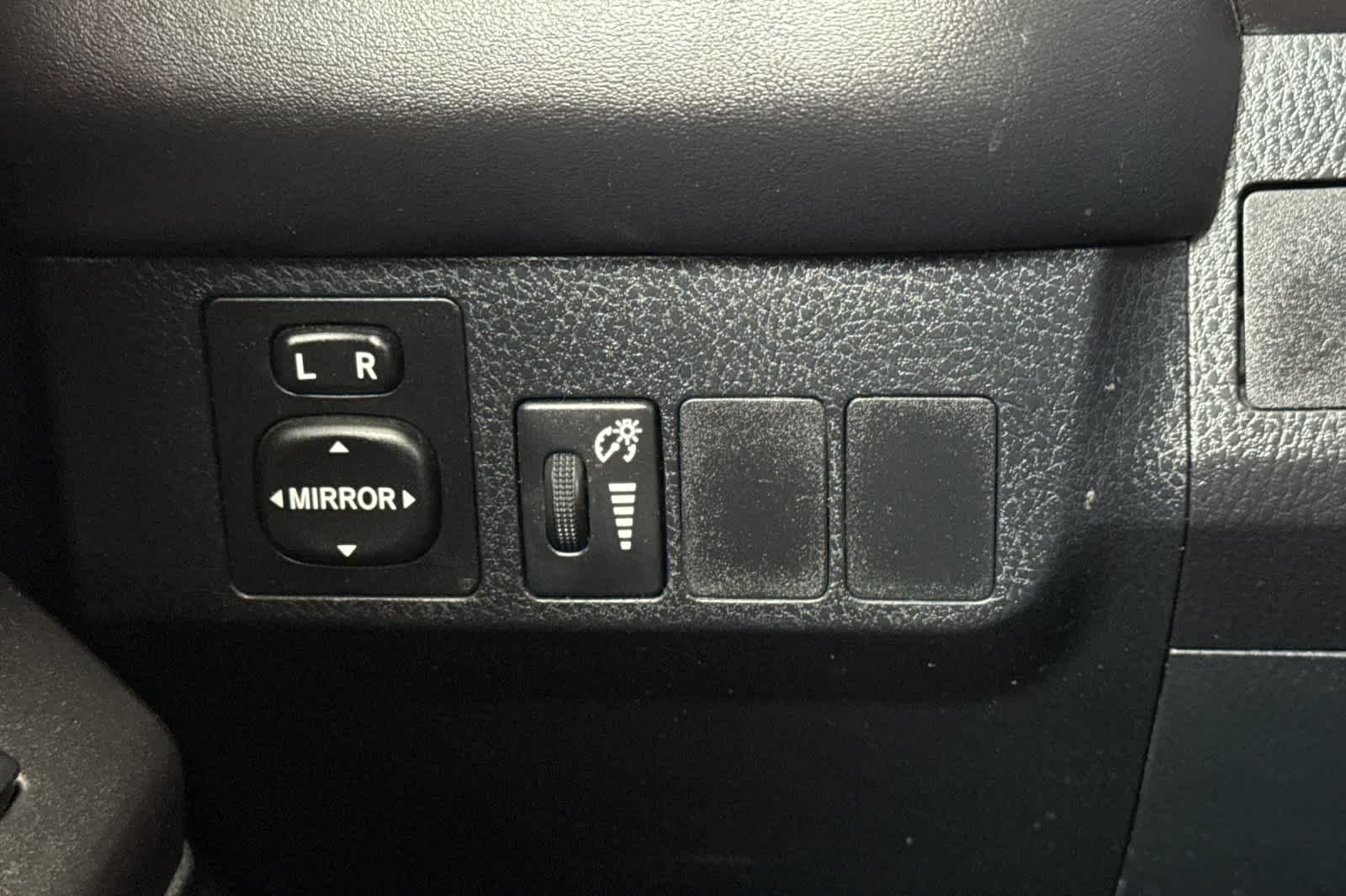 Used 2016 Super White Toyota XLE image 28