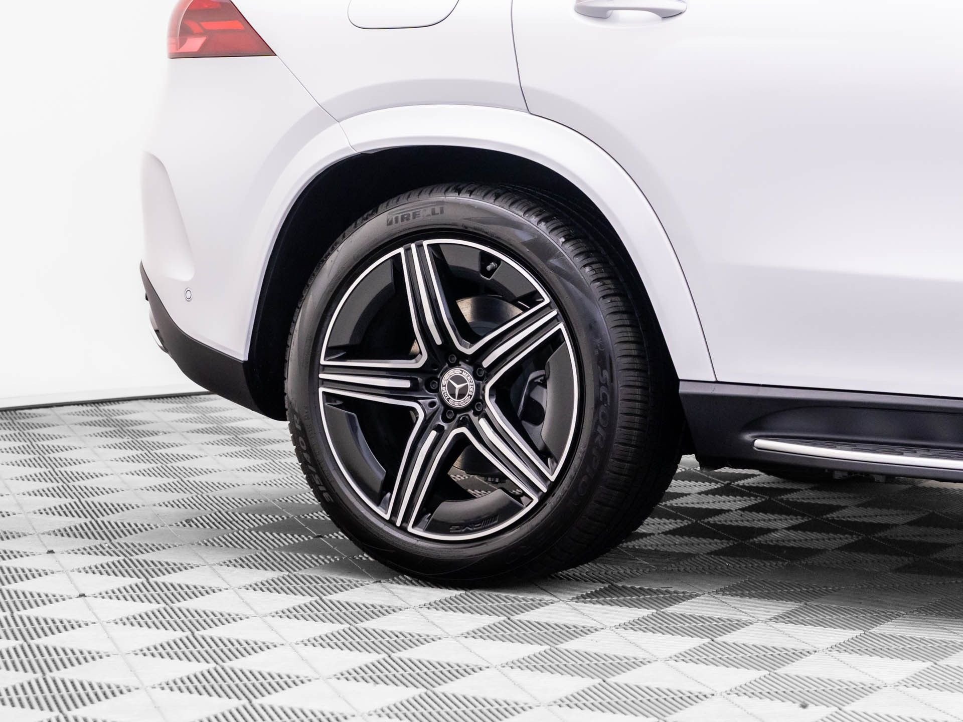 New 2026 MANUFAKTUR Moonlight White Metallic Mercedes-Benz GLE 450 image 37