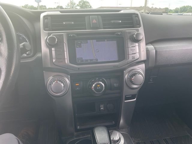 Used 2014 White Toyota SR5 image 22