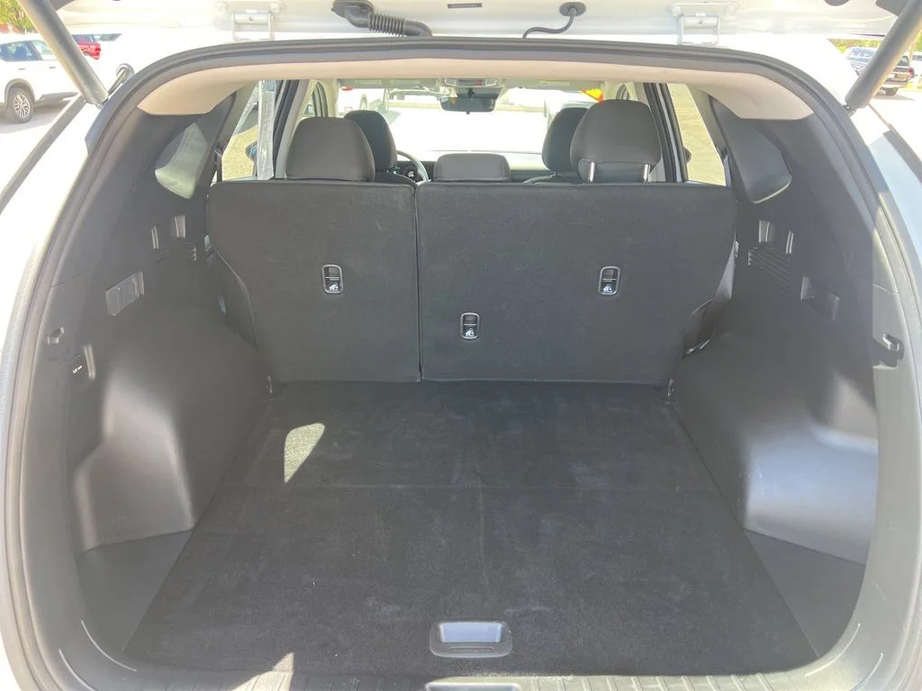 Used 2025 White Hyundai SEL image 18