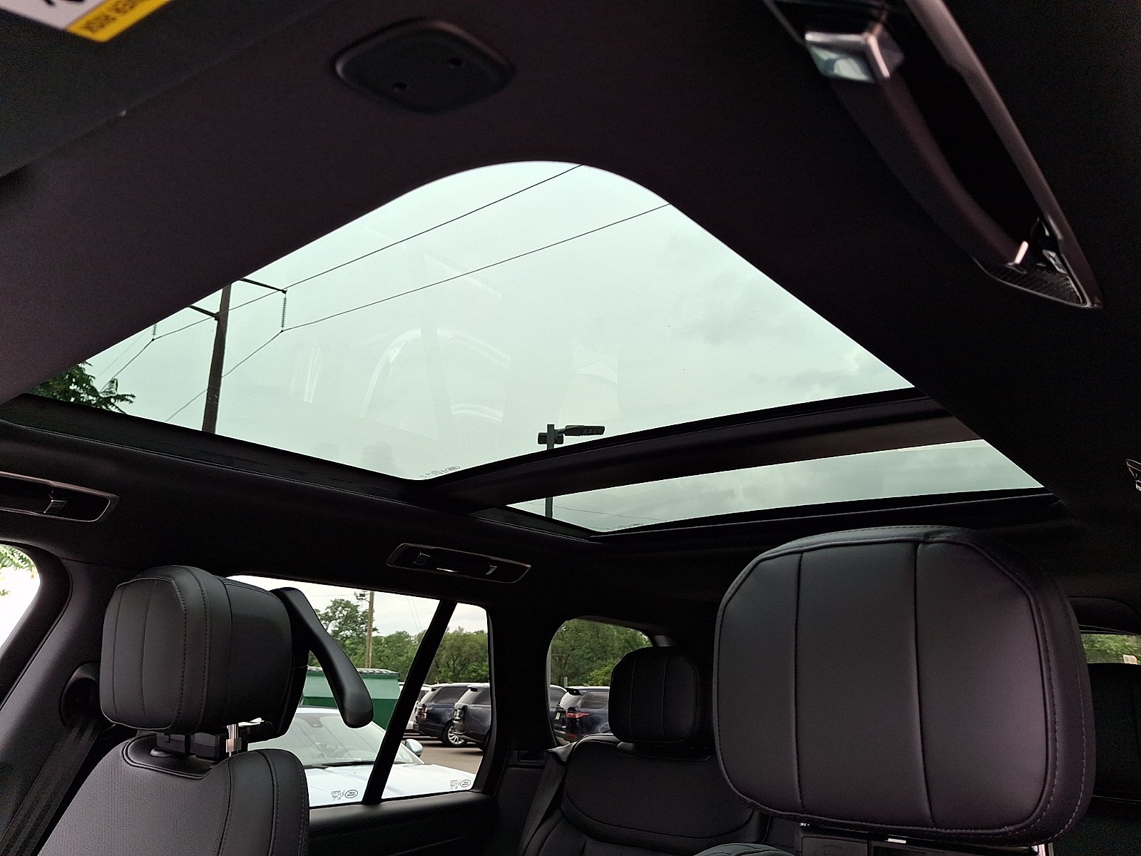 New 2026 Santorini Black Land Rover P400 SE image 11