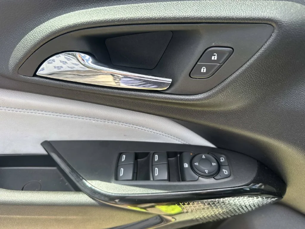 Used 2025 White Chevrolet LT image 24