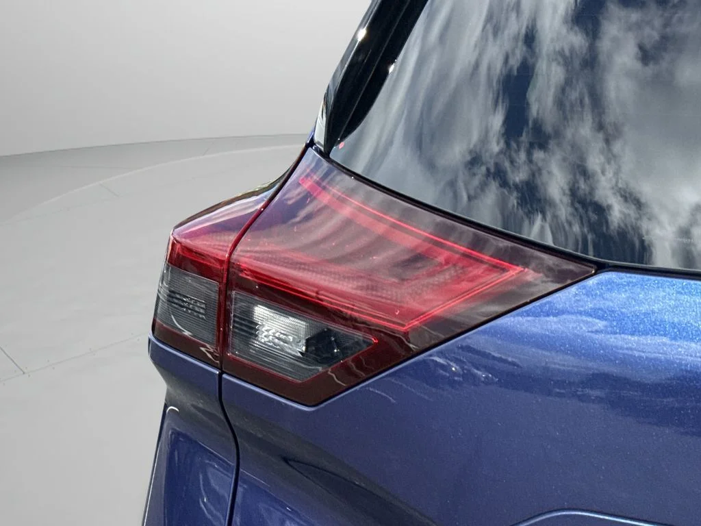Used 2021 Blue Nissan SV image 18