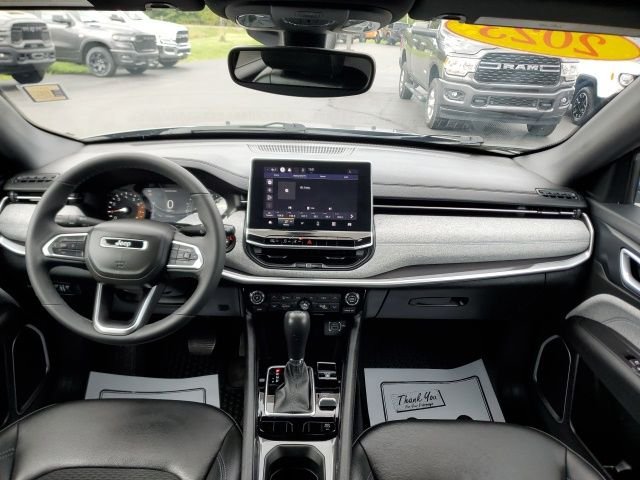 Used 2023 Silver Jeep Latitude image 16