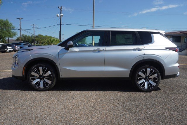 2025 Mitsubishi Outlander SE - Photo 13