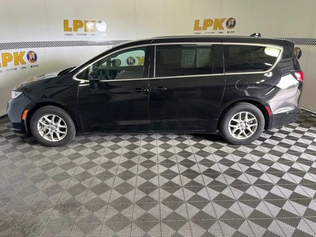 Used 2025 Diamond Black Chrysler Select image 6