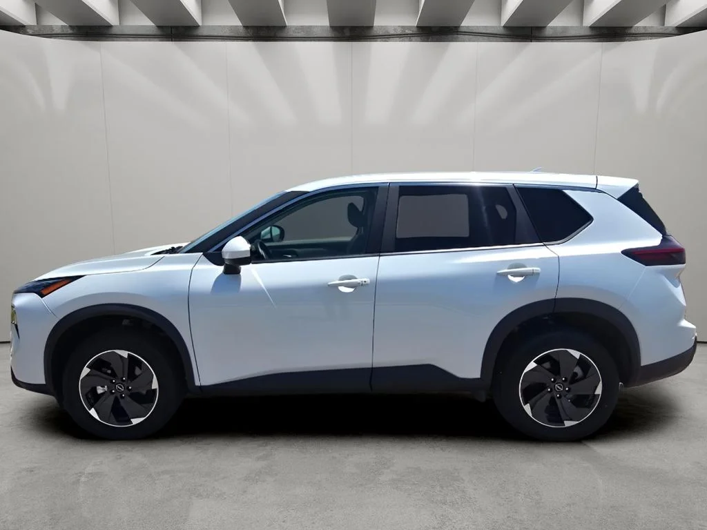Used 2025 Everest White Pearl Nissan SV image 2