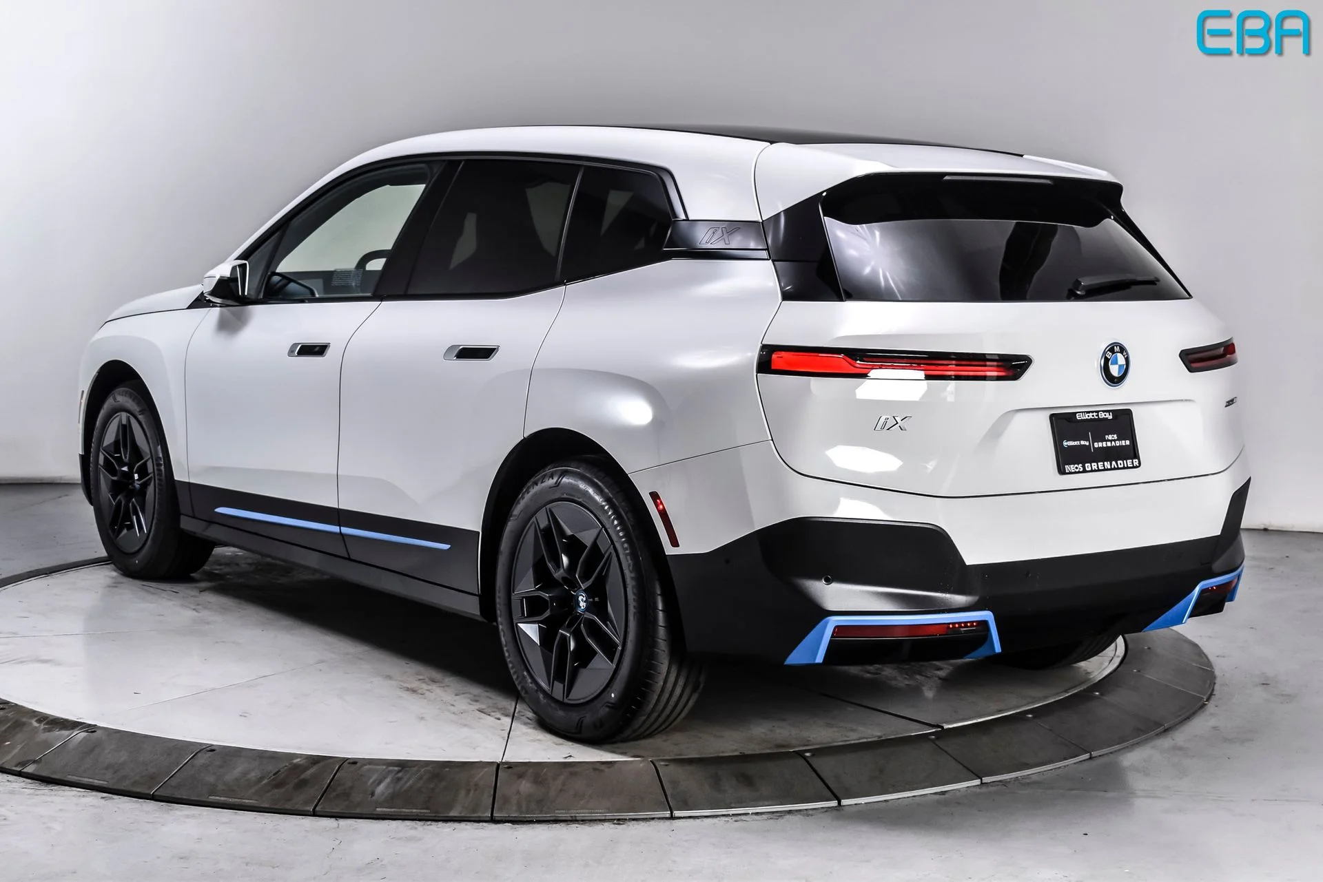 Used 2023 Alpine White BMW xDrive50 image 4