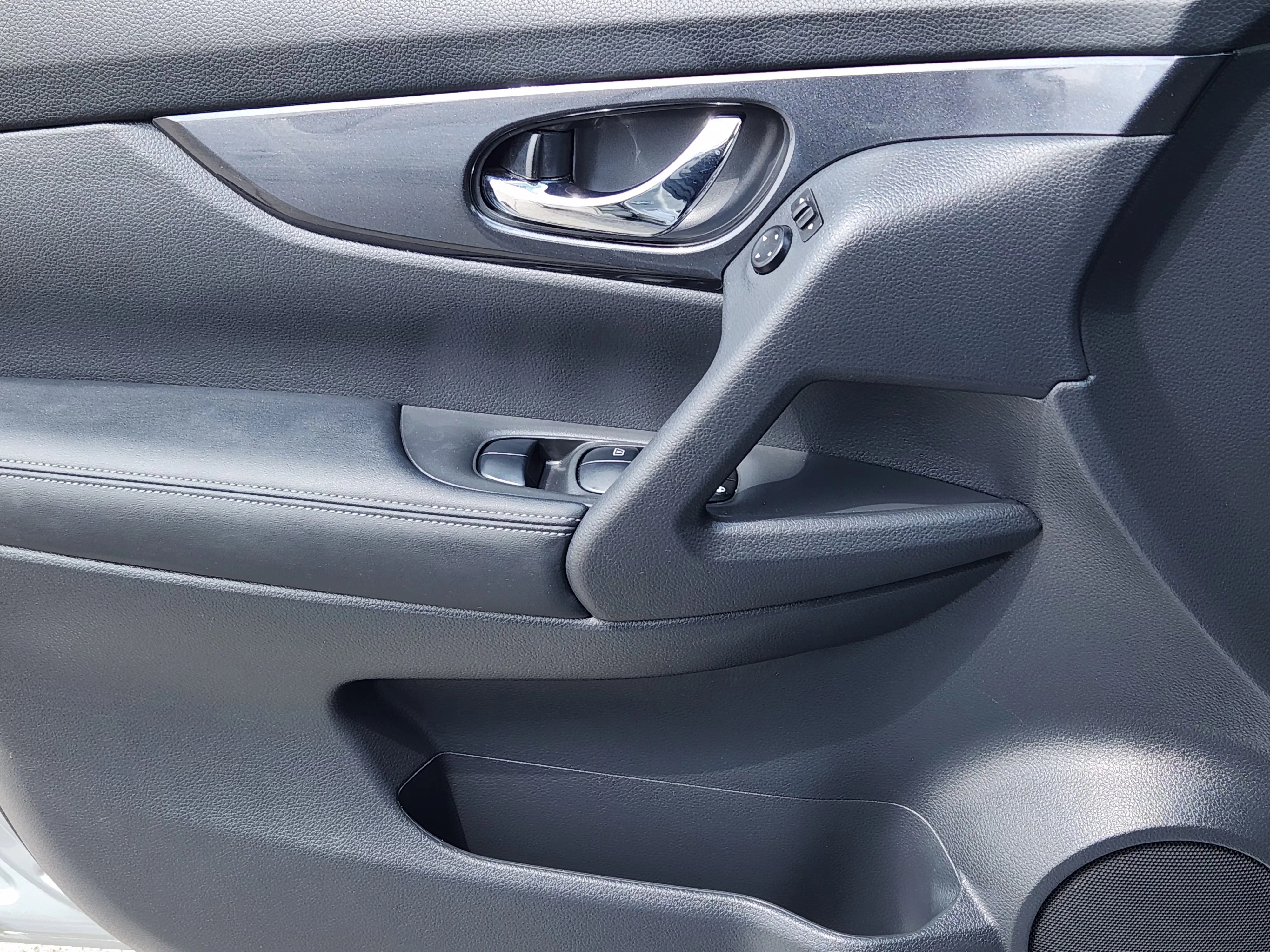 Used 2019 Brilliant Silver Metallic Nissan SV image 24