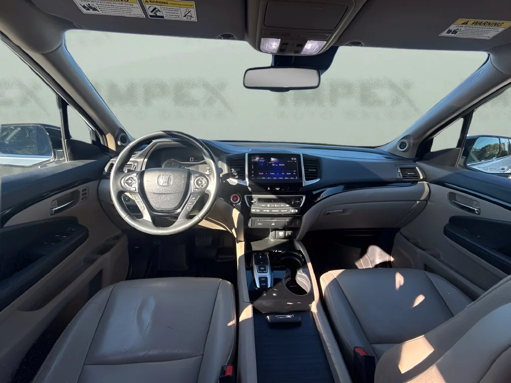 Used 2017  Honda Touring image 12