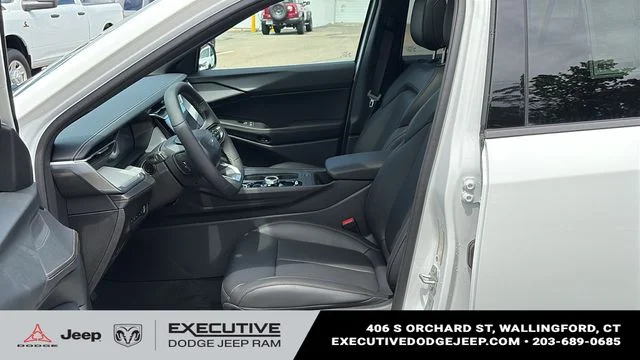 New 2026 Bright White Clear-Coat Exterior Paint Jeep Limited image 9